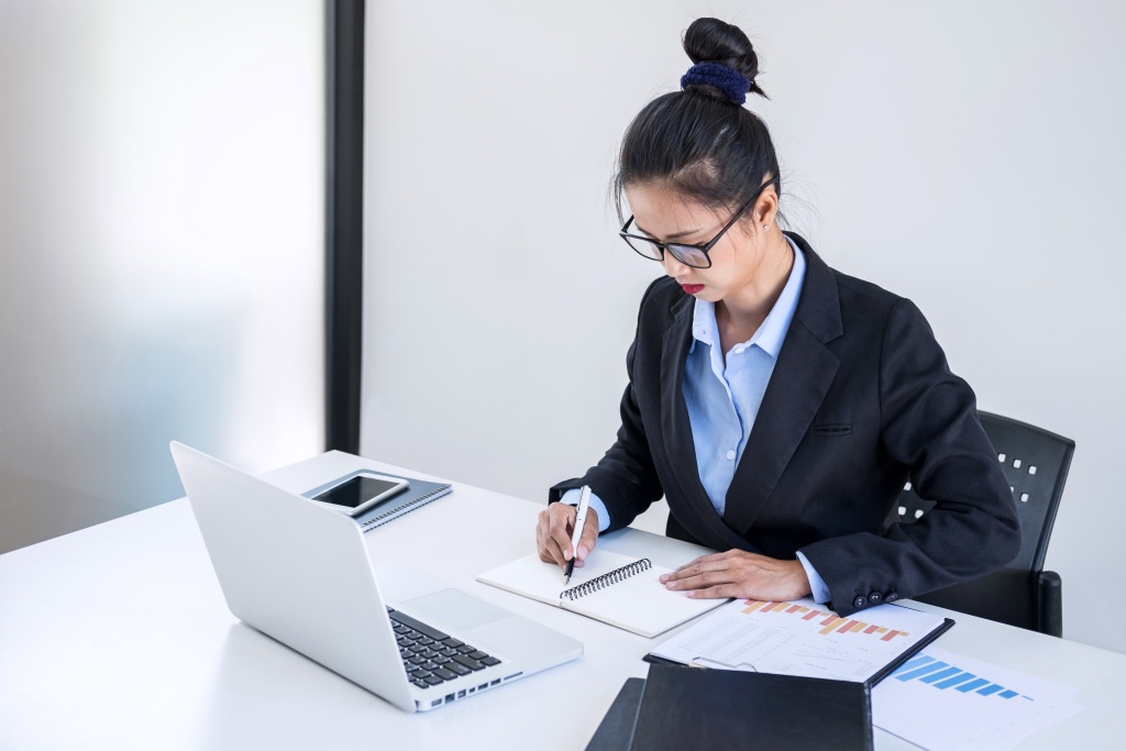 mid-adult-businesswoman-working-by-laptop-office-desk.jpg отчисления