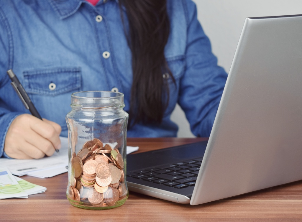 midsection-businesswoman-writing-paper-with-laptop-coins-desk.jpg монеты