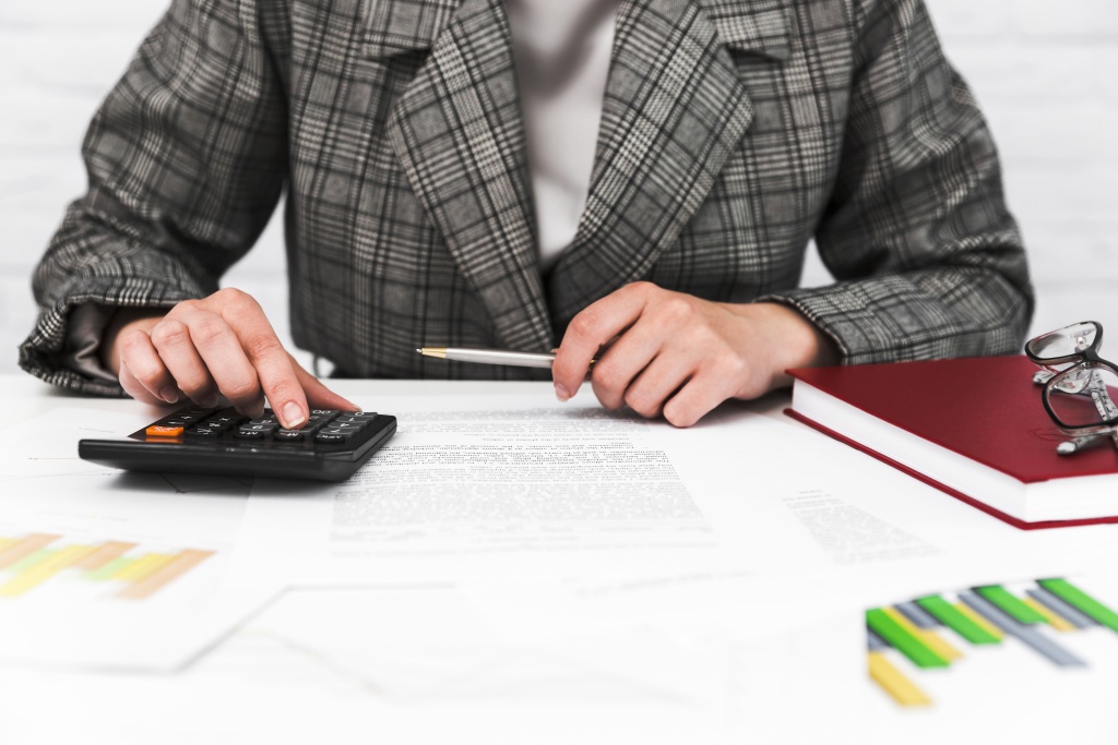 business-woman-working-office-desktop.jpg очки