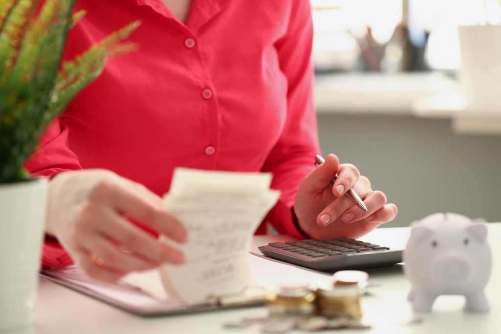 female-accountant-count-numbers-calculator-stacks-coins-office-desk.jpg чек