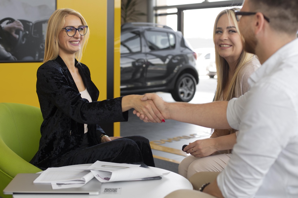 happy-customers-car-dealership.jpg автосалон