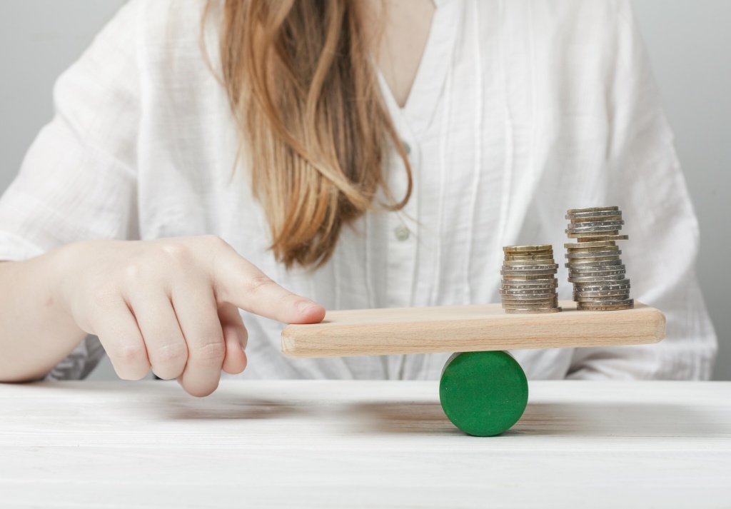 woman-holding-her-finger-balance-with-coins.jpg денежные средства