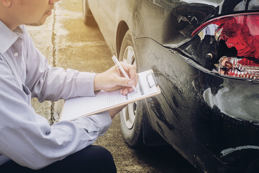 insurance-agent-working-car-accident-claim-process.jpg авария