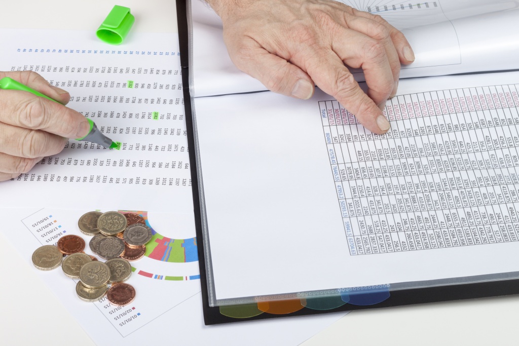 cropped-hands-man-analyzing-financial-bills-desk.jpg деньги
