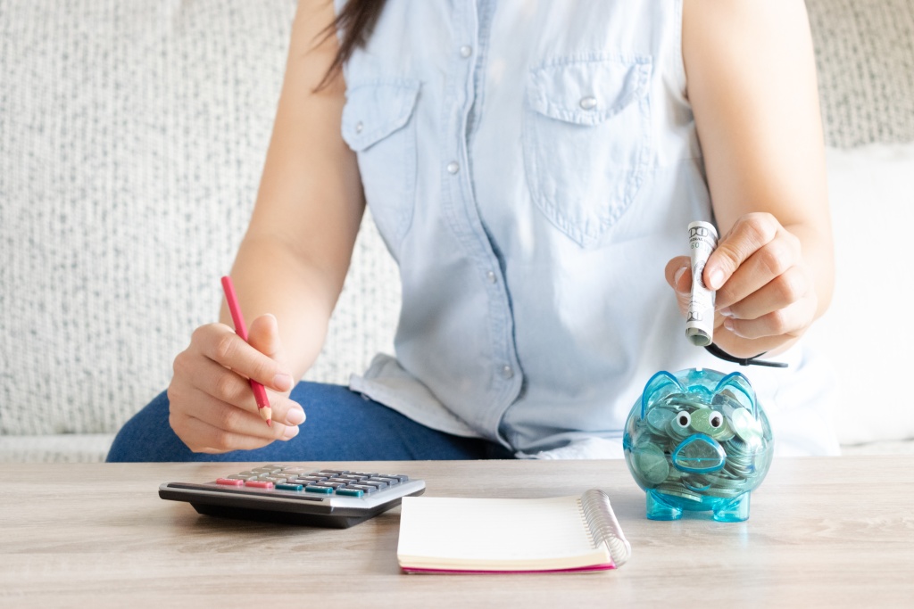 saving-money-concept-woman-counting-dollars-table.jpg блокнот