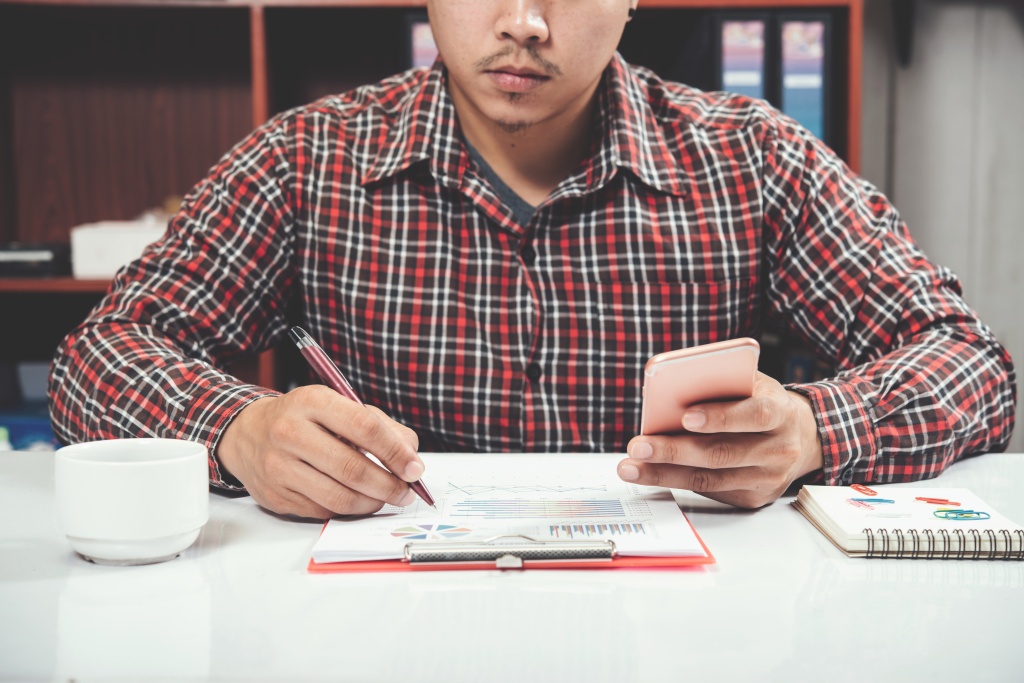 close-up-young-man-working-smart-phone-laptop.jpg документ