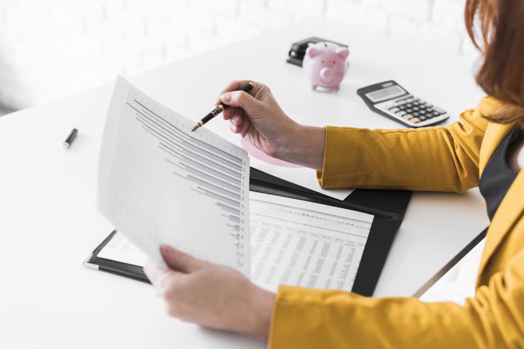 high-angle-woman-revising-documents.jpg копилка